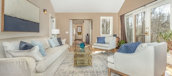 Charming 2-bedroom cottage with large deck in beautiful Accord NY.