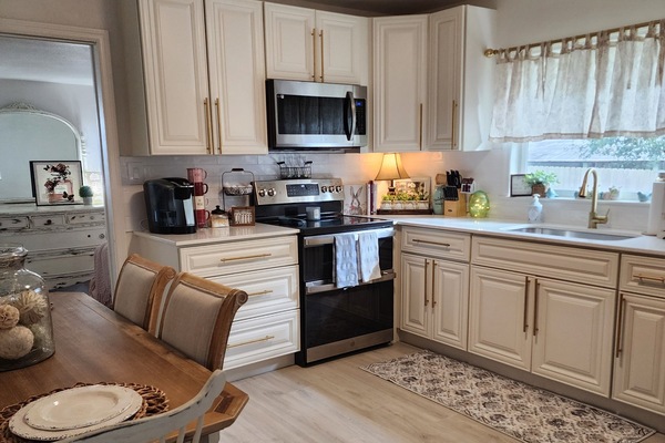 Jääkaappi, mikroaaltouuni, uuni, liesi