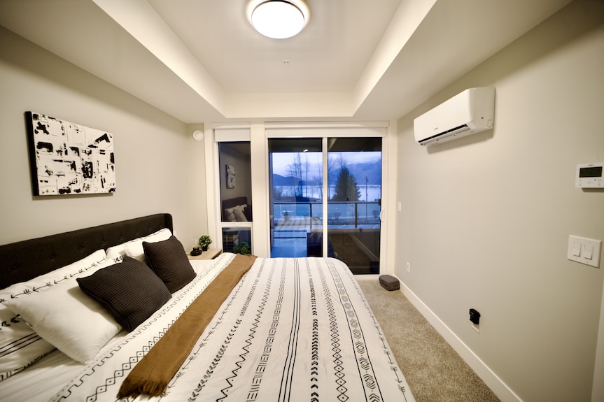 Dreamy Panoramic Lakeview - New 1br + Den: Hotsprings Nest - Harrison Hot Springs