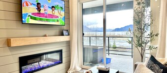 Dreamy Panoramic Lakeview - New 1BR + Den: Hotsprings Nest