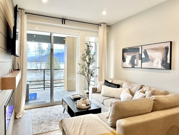 Televisión y chimenea 