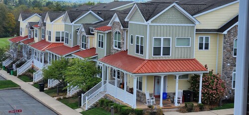 Charming 2-bedroom apartment with Fitness Room, Pool, Tennis,  and AC in Dallas