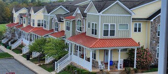 Charming 2-bedroom apartment with Fitness Room, Pool, Tennis,  and AC in Dallas