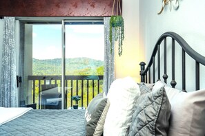 4 bedrooms, iron/ironing board, travel cot, free WiFi - Lake Views + By SDC + Large Deck | Sleeps 12 (Branson)