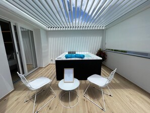 Luxury Room, 1 King Bed, Private Pool | Private spa tub