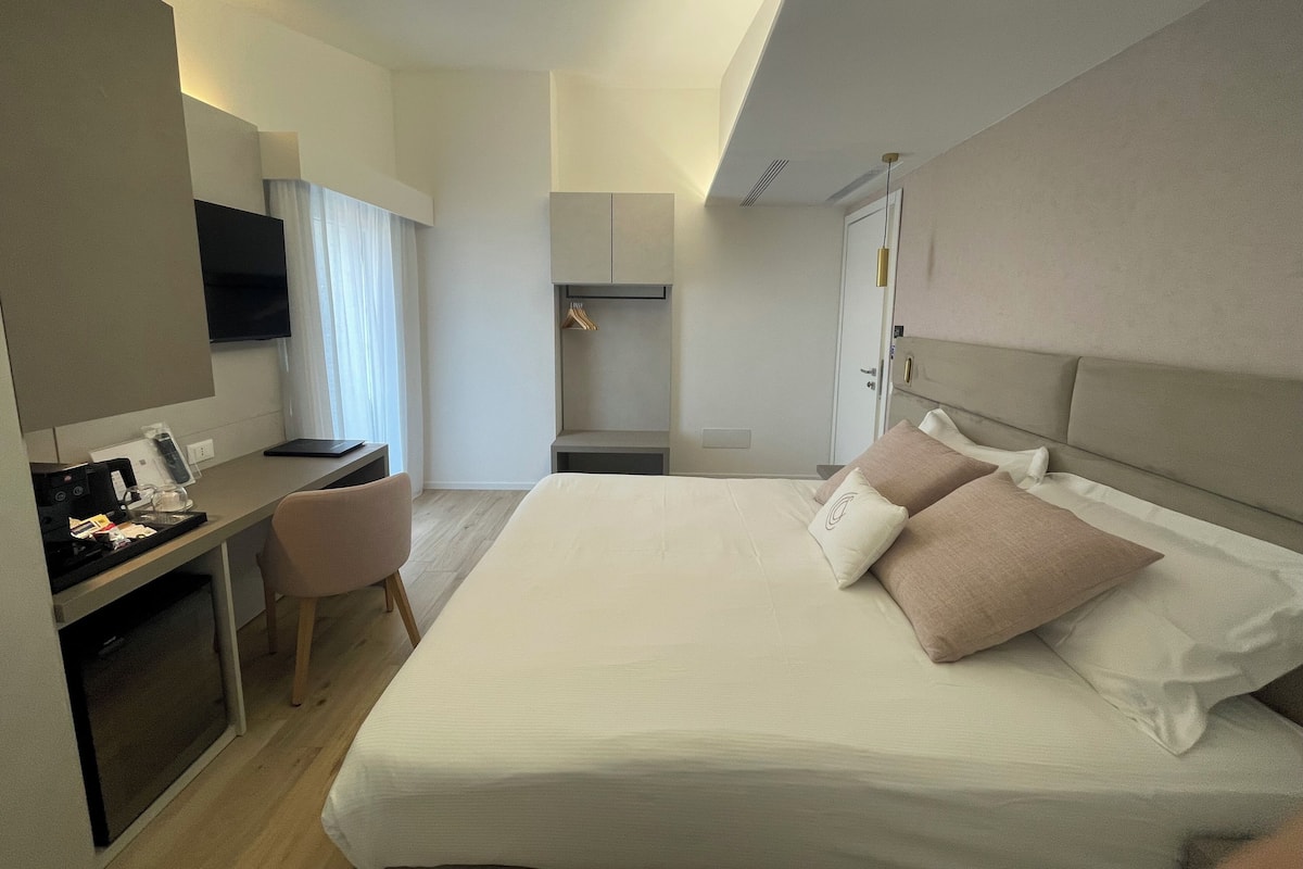 Habitación Deluxe con 1 cama matrimonial o 2 individuales, balcón, vista a la ciudad | Caja de seguridad en la habitación y escritorio