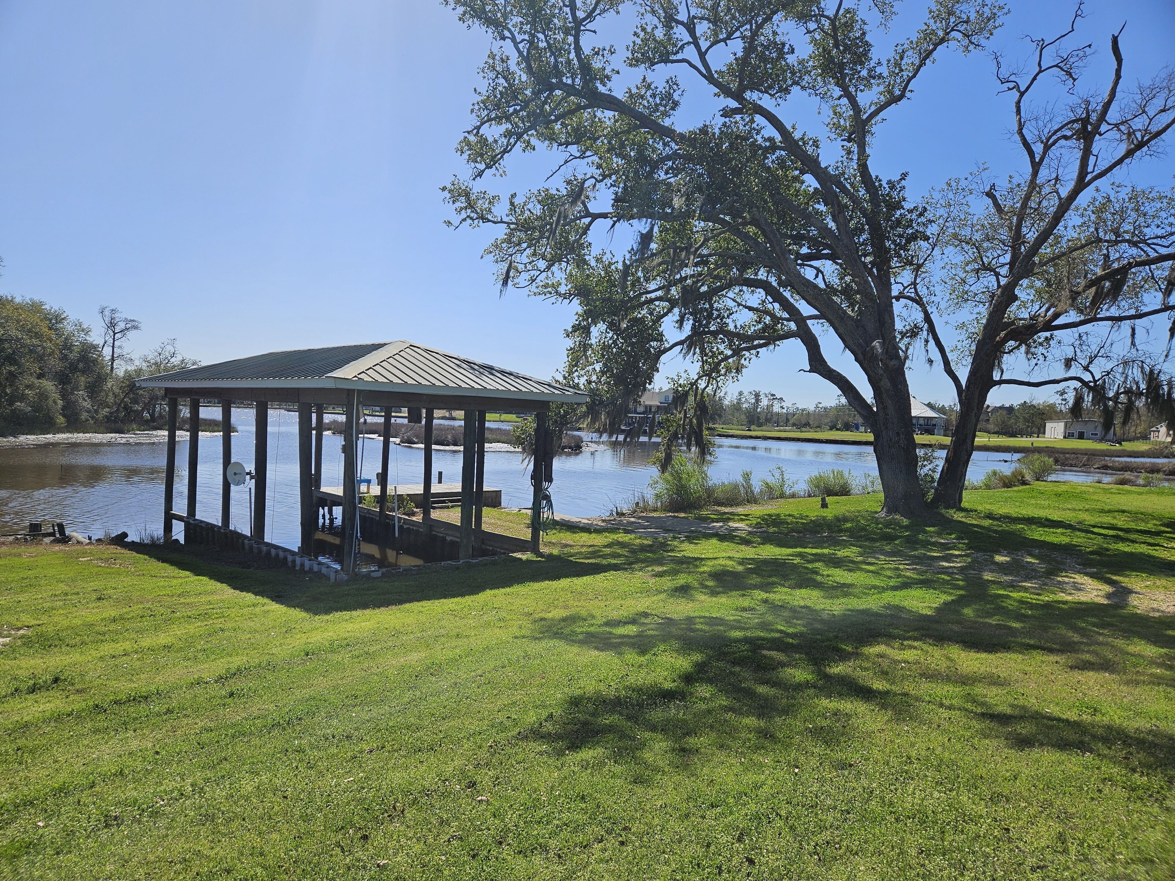 Cozy 2-bedroom waterfront house in Lake Charles - Perfect for Camping or Fishing