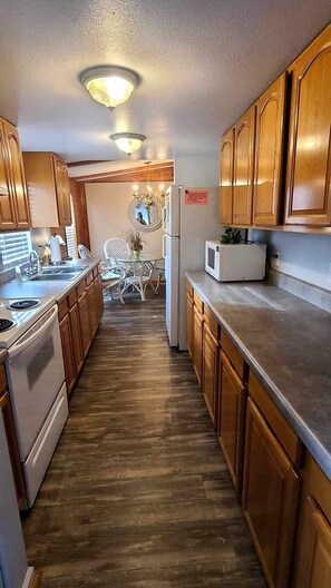 Microwave, oven, stovetop, dishwasher - Pelican Roost (Steinhatchee)