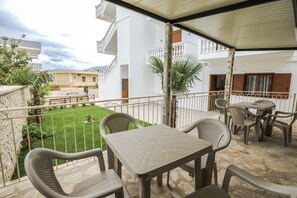 Outdoor dining - A comfortable home-away-from-home experience, close to everything.  (Ksamil)