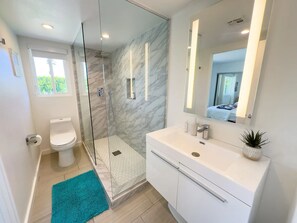 Een douche, een haardroger, handdoeken, zeep