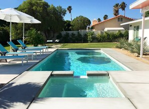 Piscina all'aperto, una piscina riscaldata