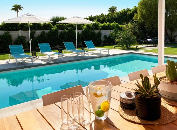 Piscina all'aperto, una piscina riscaldata