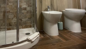 Triple Room | Bathroom | Shower, hair dryer, bidet, towels - Casa Borgata (Grondona)