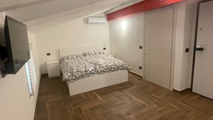Triple Room | Premium bedding, down comforters, memory foam beds, in-room safe - Casa Borgata (Grondona)