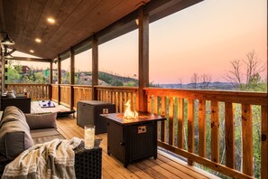 Terrace/patio - 5* LuxeCabin~View~Hot Tub~FireTable~GmRm~PS5~Bears (Gatlinburg)