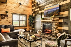 Smart TV, fireplace, video games, foosball - 5* LuxeCabin~View~Hot Tub~FireTable~GmRm~PS5~Bears (Gatlinburg)
