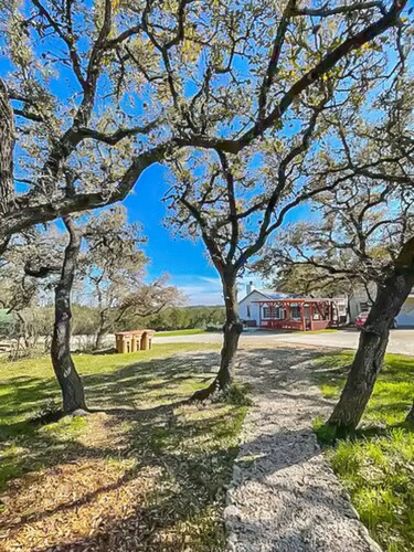 Peaceful Songbird Cabin in Canyon Lake! Only 5 minutes for the lake & river!