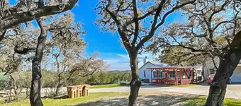 Peaceful Songbird Cabin in Canyon Lake! Only 5 minutes for the lake & river!
