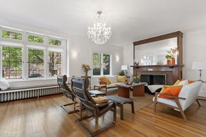 Smart-TV, Kamin, Bücher, Computerbildschirme