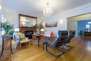 Una Smart TV, una chimenea, libros, una pantalla de ordenador