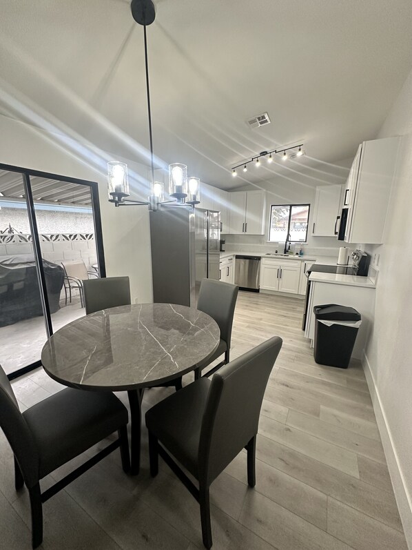 Interior - Paradise 3-bedroom, 2bath w/pool (Las Vegas)