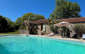 A heated pool - Maison Nina: un Ancien Corps de Ferme Rénové Avec Piscine, Entre Dordogne et Lot (CAMPAGNAC LES QUERCY)