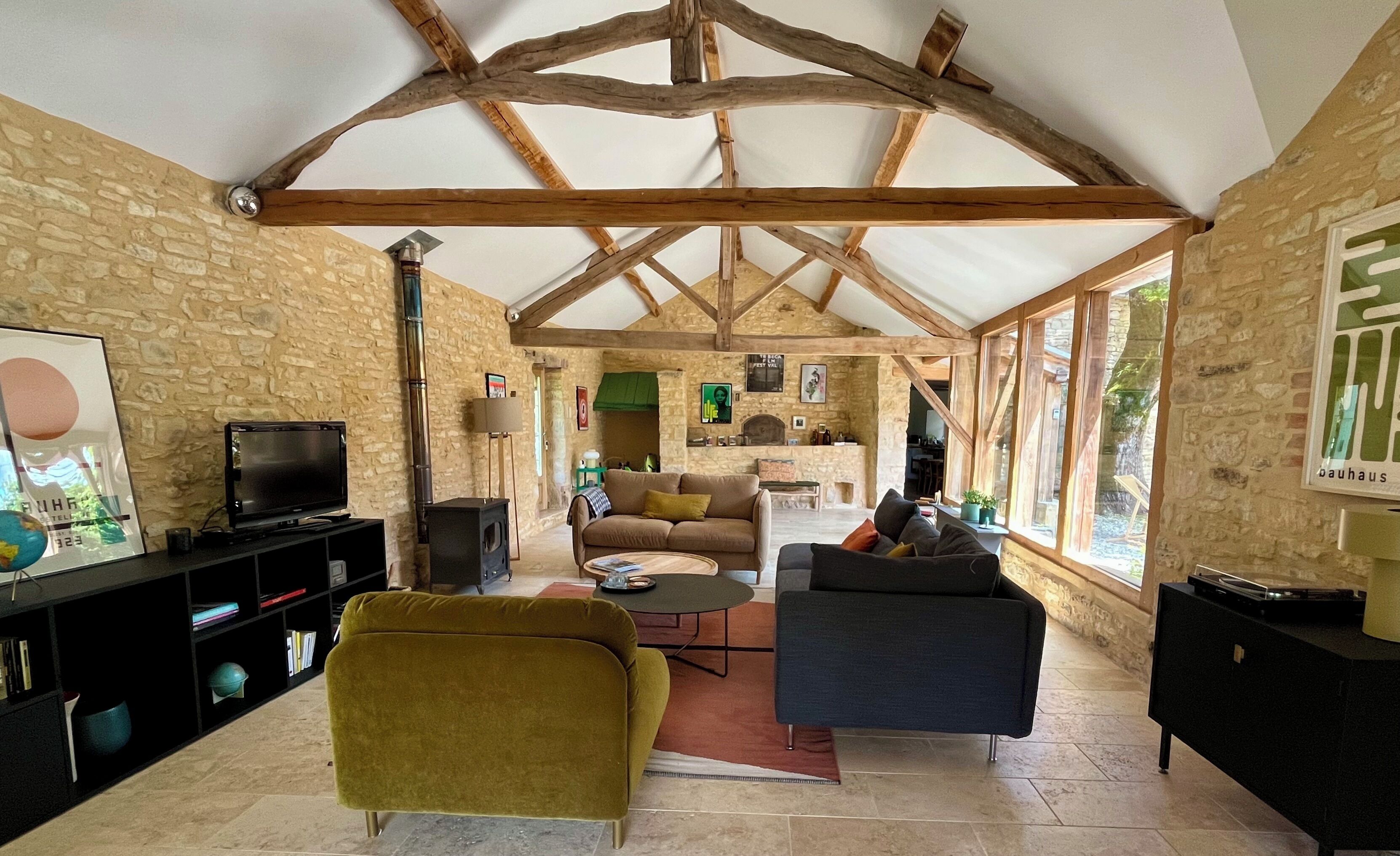 TV connectée, lecteur de DVD, table de tennis de table, livres