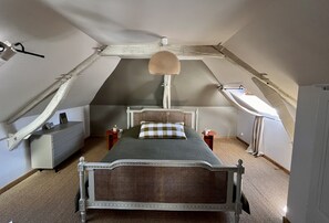 4 bedrooms, desk, iron/ironing board, travel cot