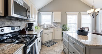 Peaceful Retreat on Newbury with Pool, Soaking Tub, King Bed
