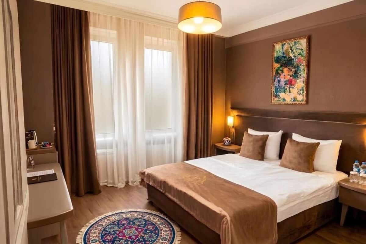 Quarto casal luxo | Roupas de cama premium, cofres nos quartos, escrivaninha