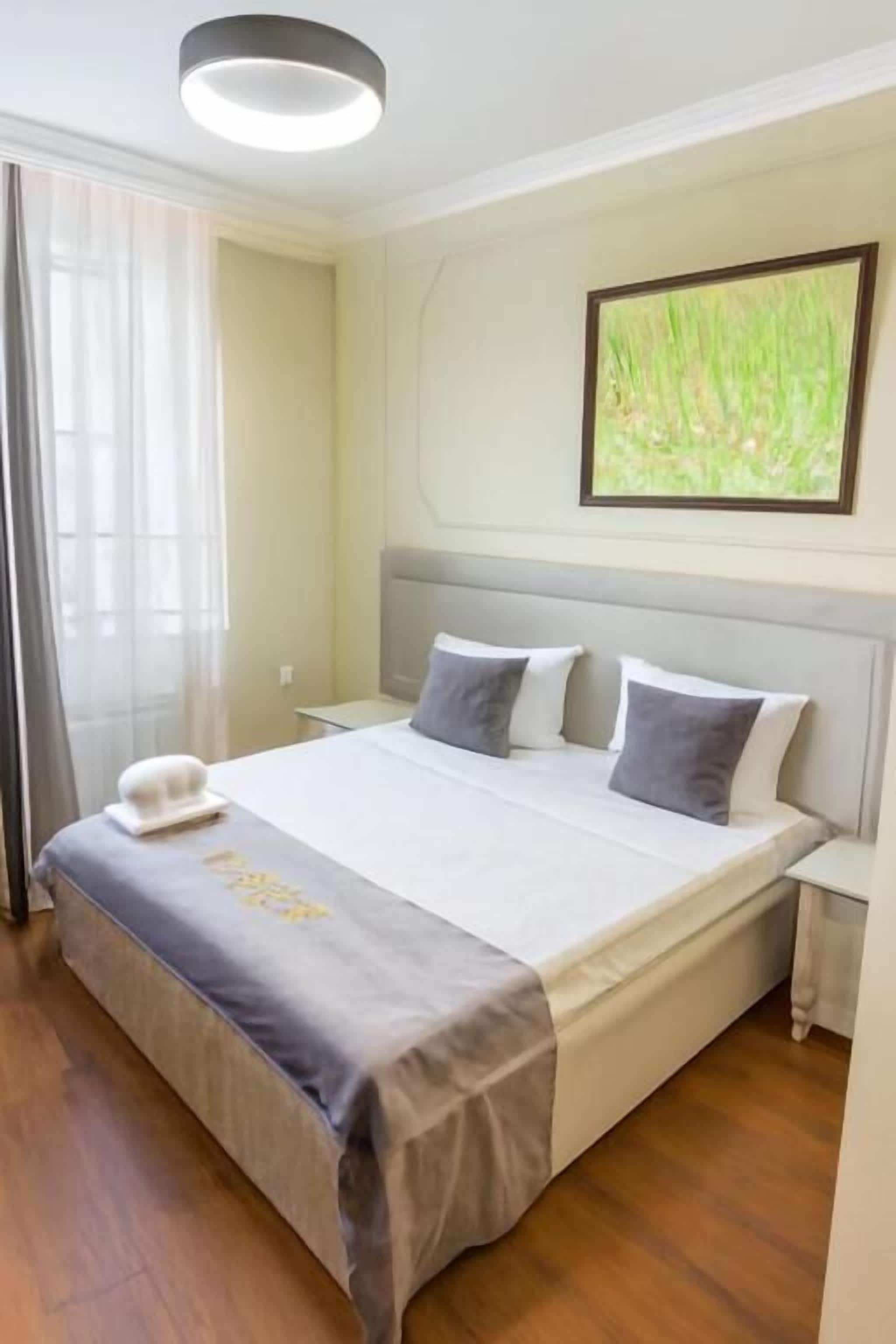 Økonomirom | Sengetøy av topp kvalitet, safe på rommet og skrivebord