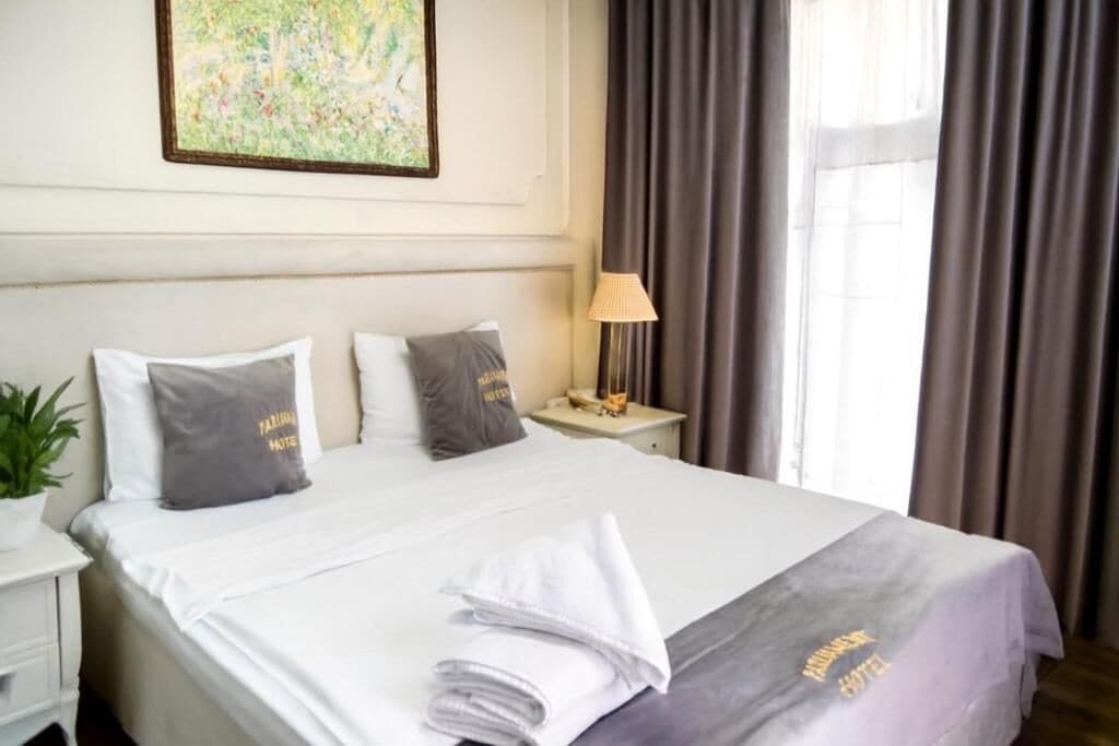 Dobbeltrom, byutsikt | Sengetøy av topp kvalitet, safe på rommet og skrivebord