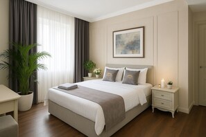 Quarto casal, vista para a cidade | Roupas de cama premium, cofres nos quartos, escrivaninha