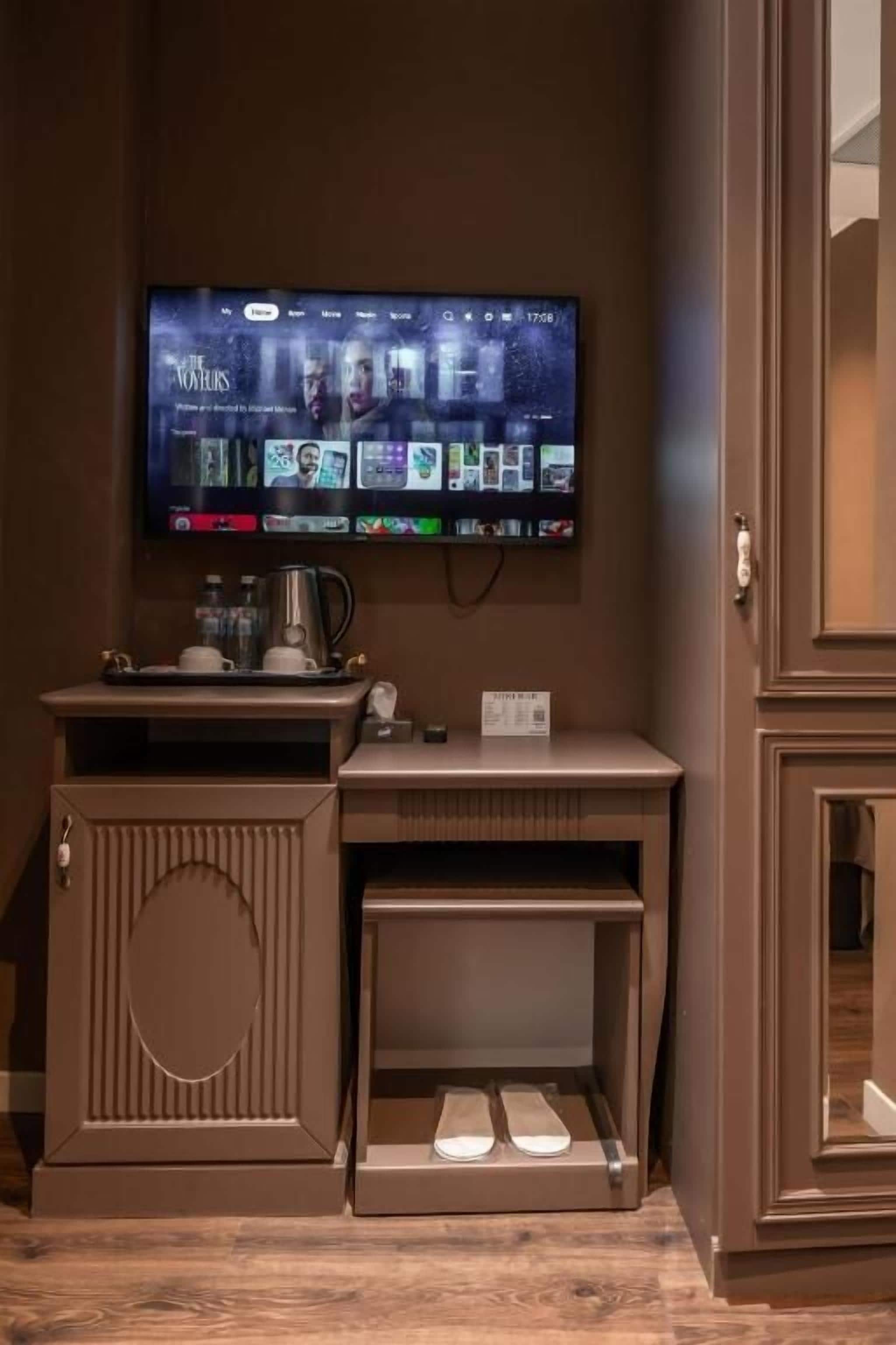 双人房, 城市景观 | 高档床上用品、客房内保险箱、办公桌、笔记本电脑工作区