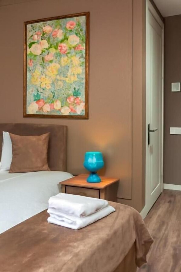 Standard Single Room | Premium bedding, in-room safe, desk, laptop workspace - Parliament Hotel & Restaurant (Baku)