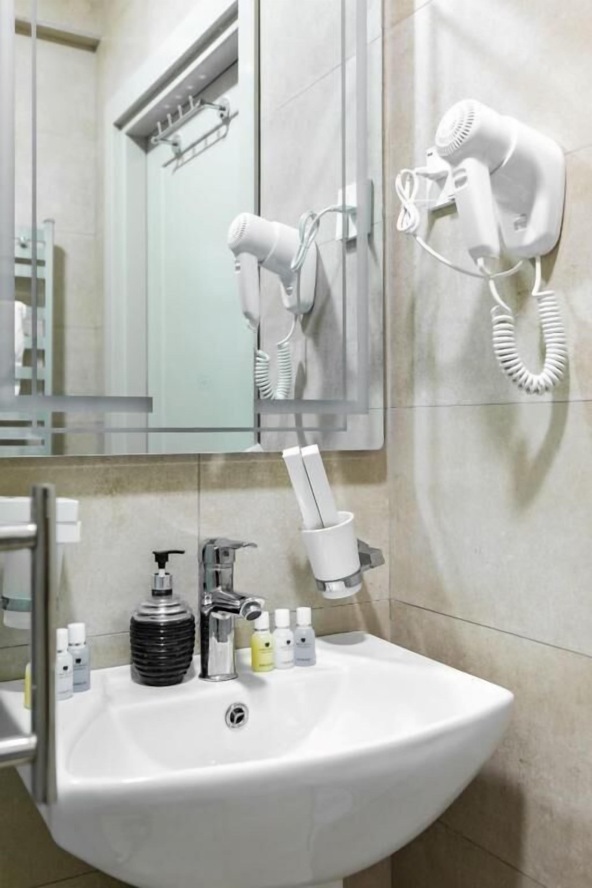 Quarto econômico | Roupas de cama premium, cofres nos quartos, escrivaninha