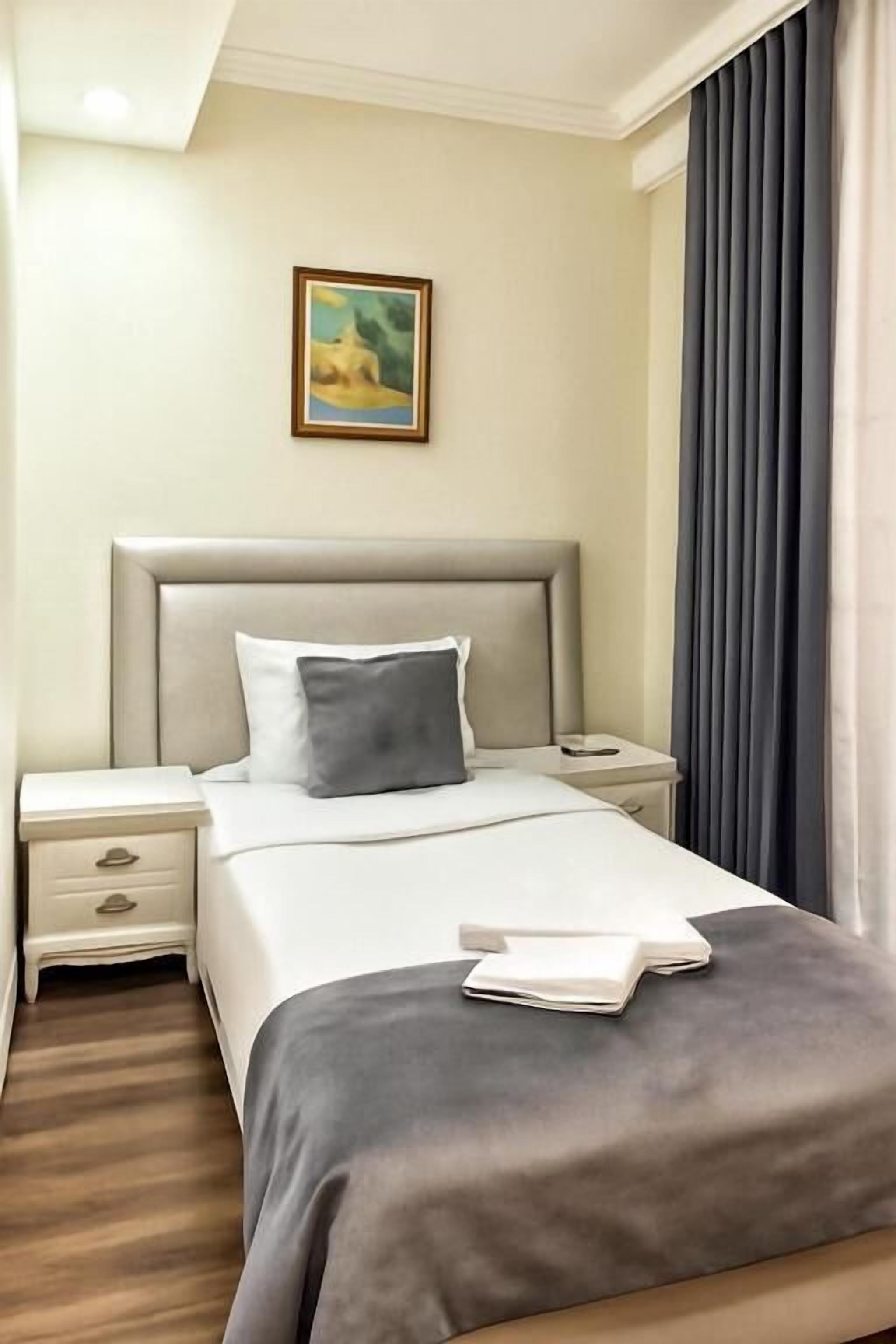 Enkeltrom – standard | Sengetøy av topp kvalitet, safe på rommet og skrivebord