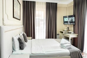 Double Room, City View | Premium bedding, in-room safe, desk, laptop workspace