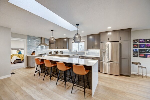 Fridge, microwave, oven, stovetop - Just steps away from Historic Main Street (Murphys)