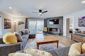 TV, fireplace - Just steps away from Historic Main Street (Murphys)