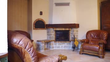 Chimenea y libros