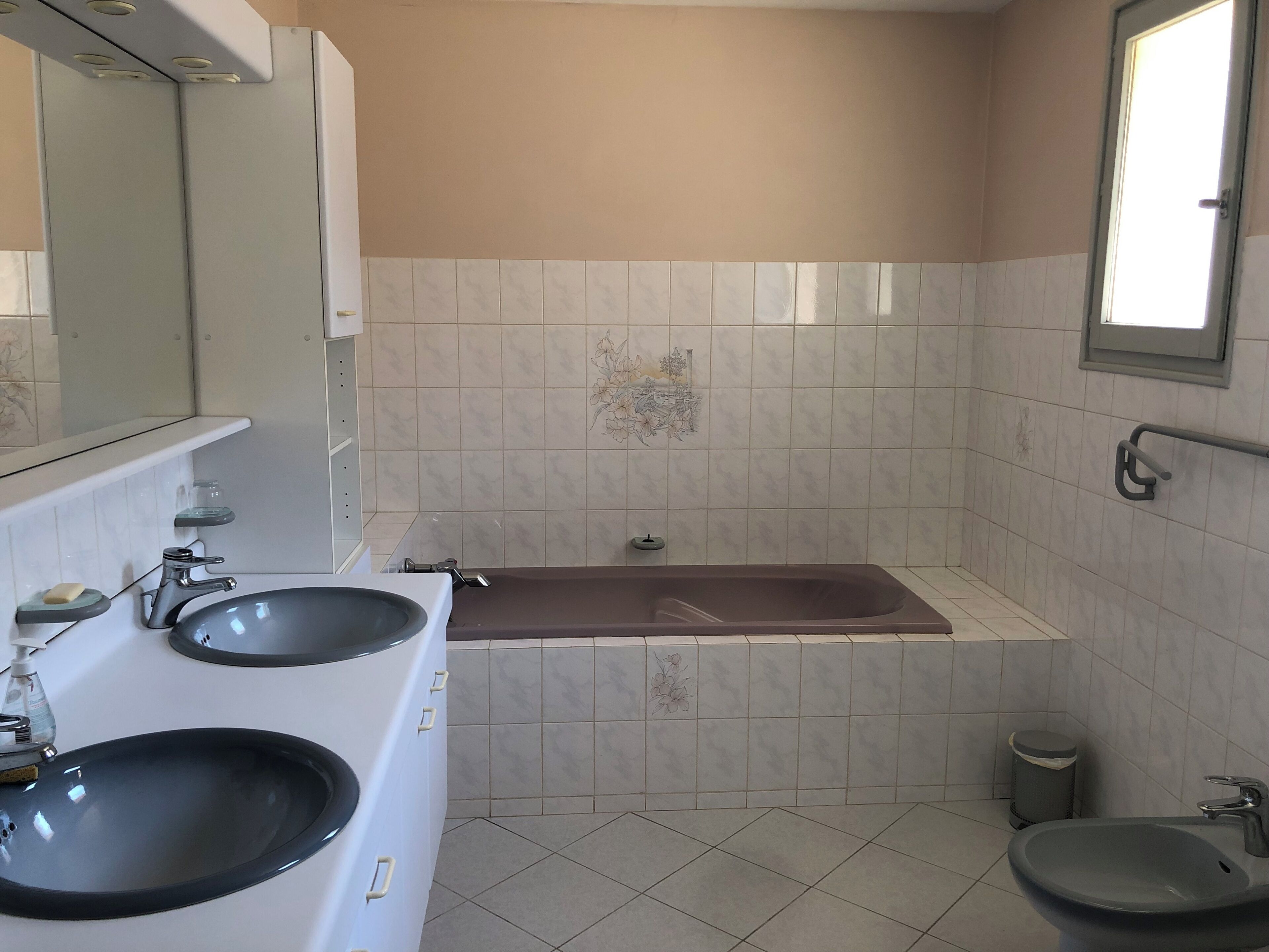 Dusche, Haartrockner, Bidet, Toilettenpapier