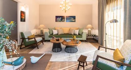 Artsy Spacious Cozy 2 BDR - 2 BAR Apartment in the quiet Glyfada Center