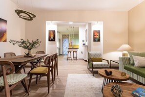 Dining - Artsy Spacious Cozy 2 BDR - 2 BAR Apartment in the quiet Glyfada Center (Glyfada)