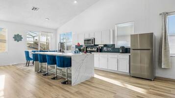 Een koelkast, een microgolfoven, een oven, een kookplaat