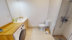 Shower, hair dryer, towels - Cityheart Constellation avec parking (Strasbourg)