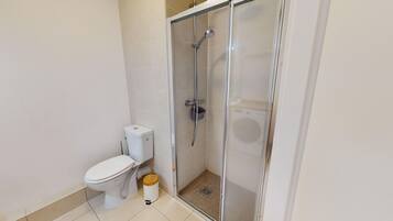 Dusch, hårtork och handdukar