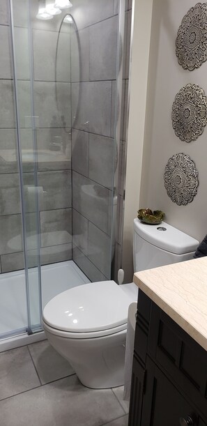 Douche, sèche-cheveux, serviettes fournies, savon