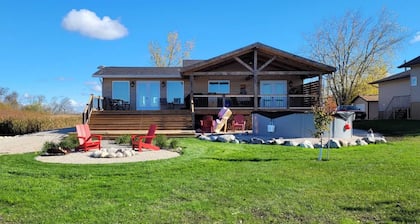 Luxury 1900sf lake front cottage c/w game room, hot tub, pool, near golf course