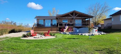 Luxury 1900sf lake front cottage c/w game room, hot tub, pool, near golf course 
